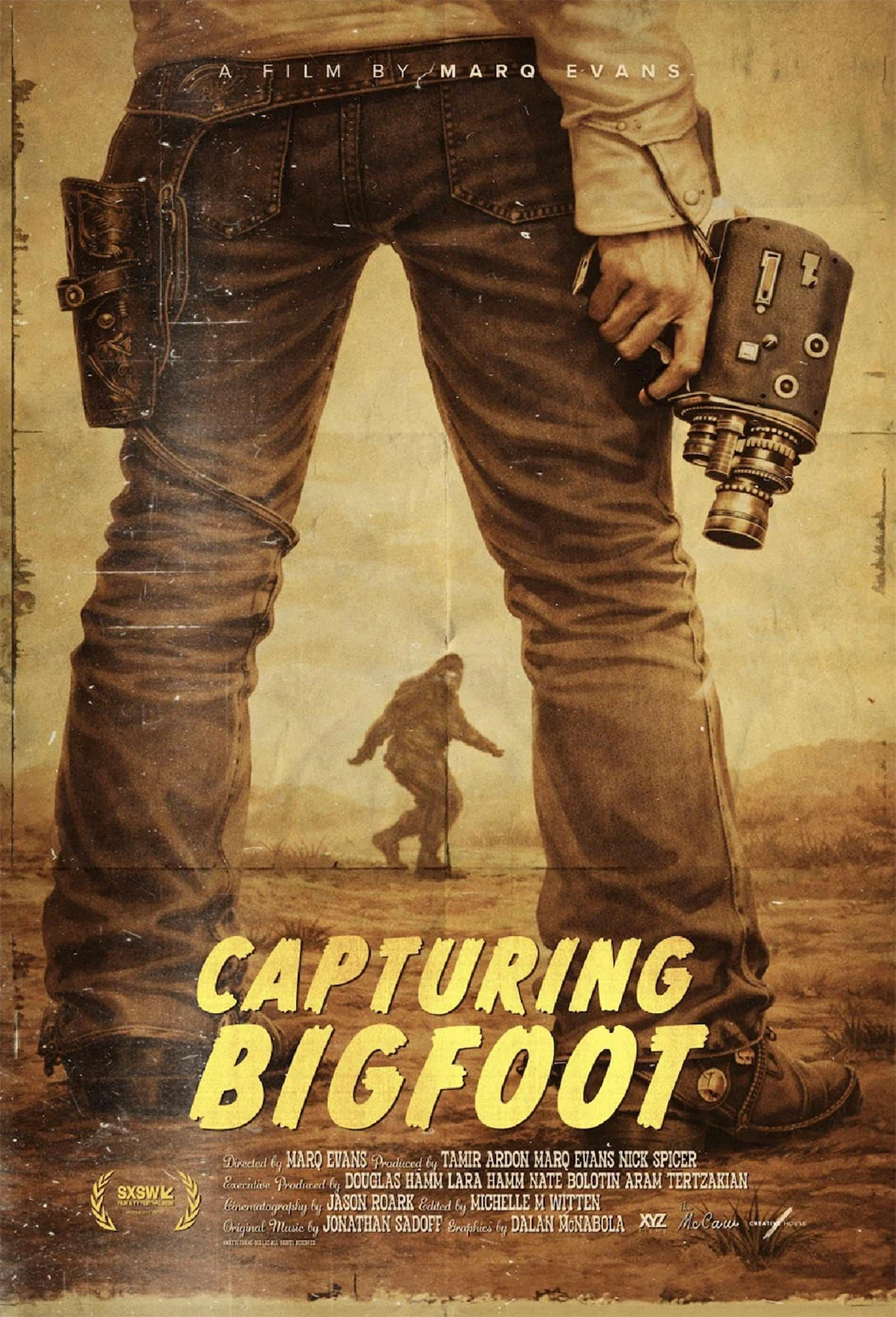 Bigfoot Efsanesini Bitiren Film: 1967 Görüntülerinin Bir Aldatmaca Olduğu İddia Ediliyor 16 Capturing Bigfoot film afişinde kot pantolon ve silah kılıfı takan bir kişinin belden aşağısı görülüyor; elinde eski tip film kamerası bulunurken uzakta yürüyen Bigfoot silüeti yer alıyor.