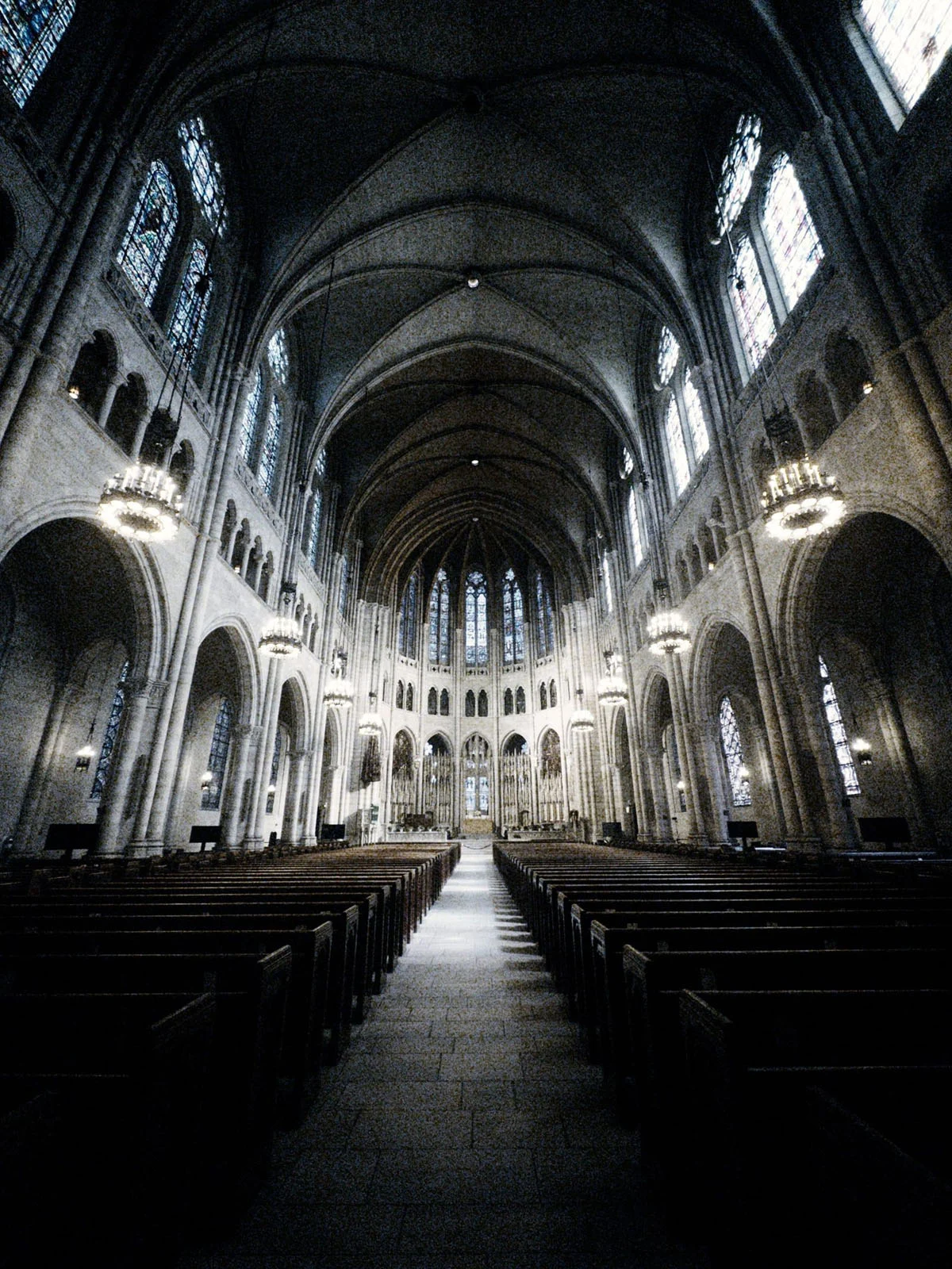Halide 3.2, Apple’ın Yeni Değişken Diyaframını Daha da İleri Taşıyor 20 The interior of a large, dimly lit Gothic-style church features rows of wooden pews facing a central aisle toward an altar.