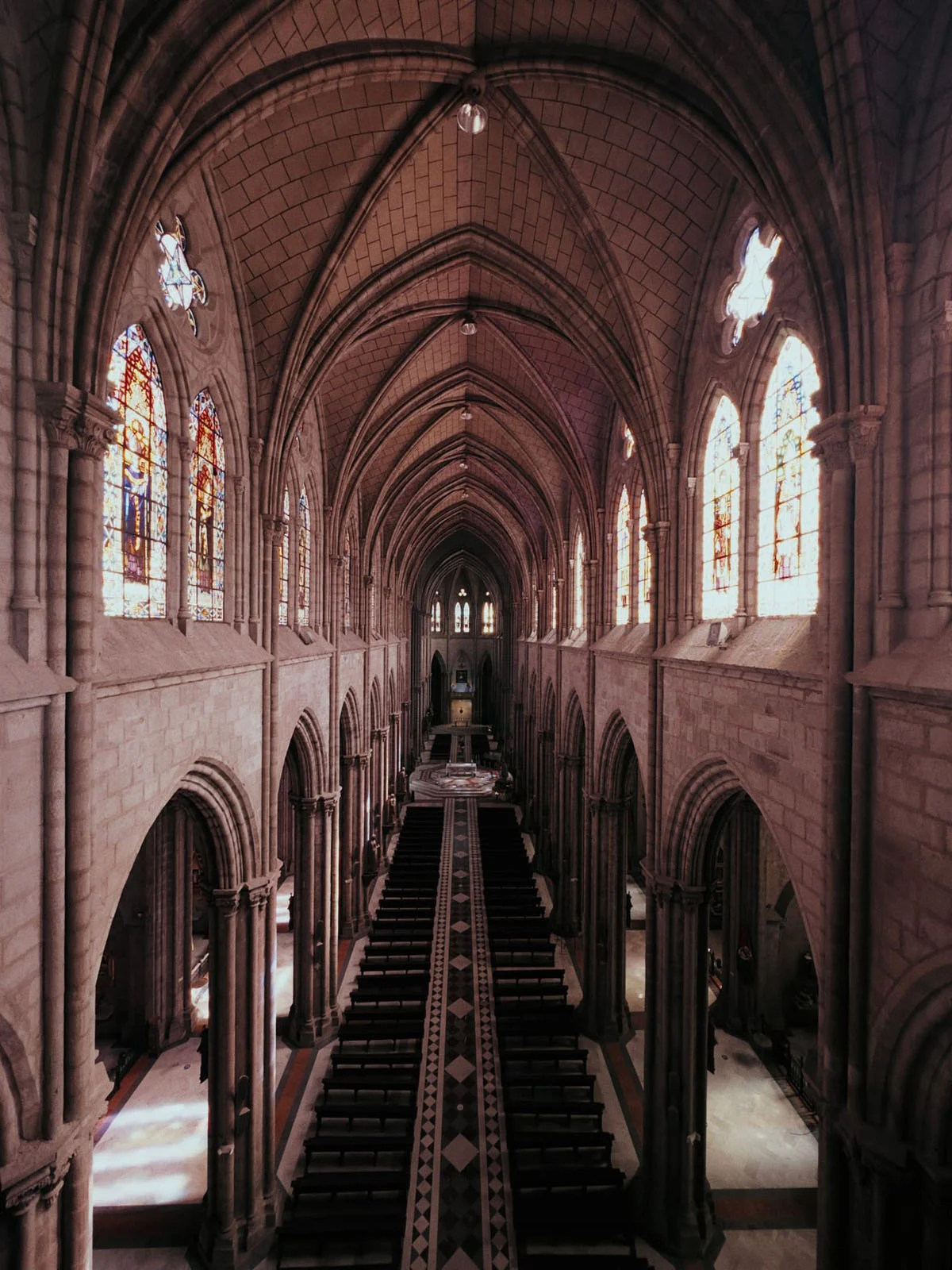 Halide 3.2, Apple’ın Yeni Değişken Diyaframını Daha da İleri Taşıyor 23 A high-angle view of a stone cathedral interior featuring vaulted ceilings, stained glass windows, and rows of wooden pews.