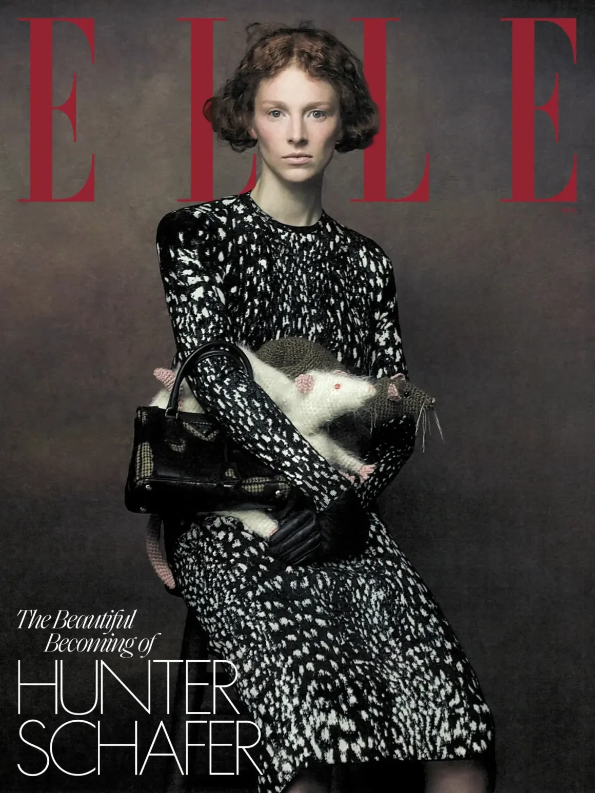 Vogue, Elle ve WSJ’nin Benzer Kapakları Tartışma Yarattı 20 Hunter Schafer, siyah-beyaz desenli bir elbise giyip üzerinde iki örme fare figürü bulunan siyah çantayı tutarken Elle kapağında yer alıyor.