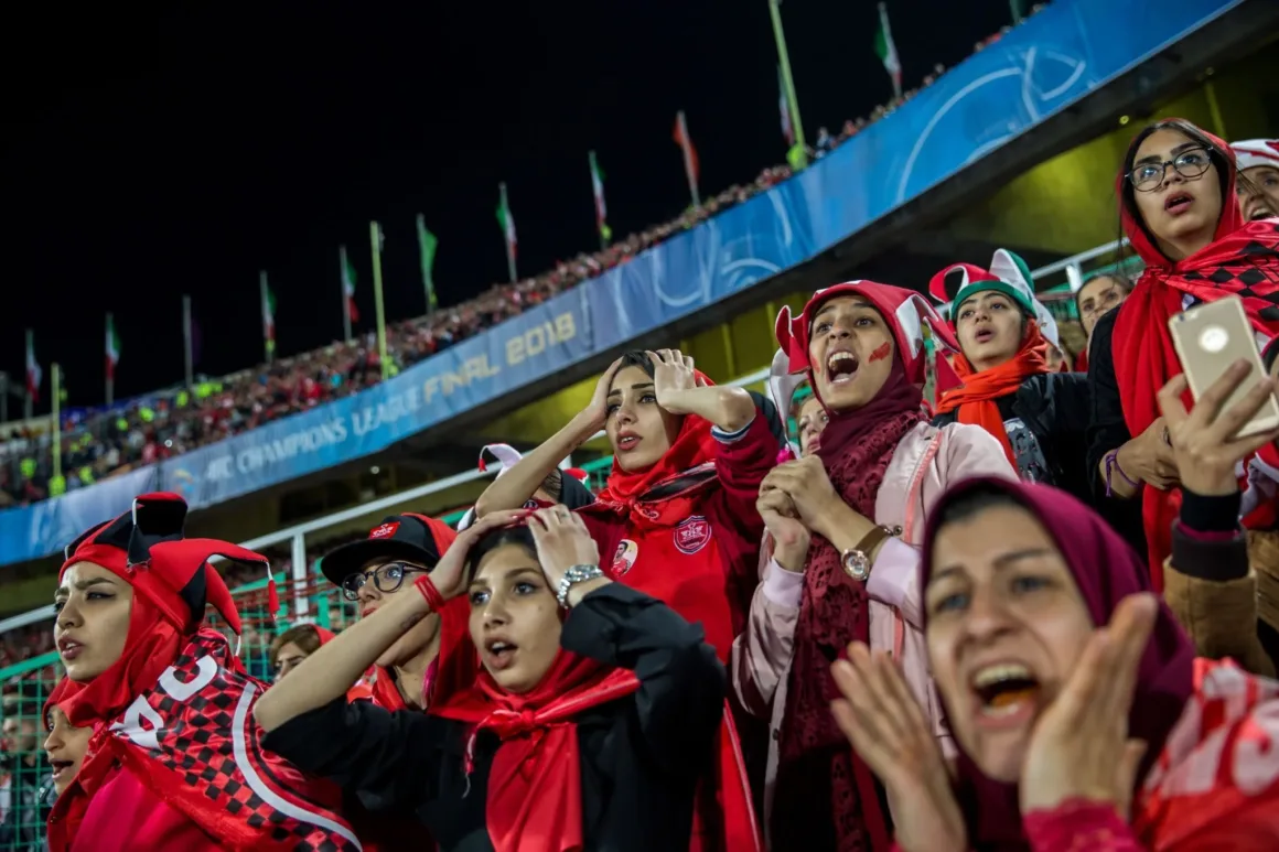World Press Photo 2027’ye Doğa ve Spor Ödülleri Eklendi 7 Kırmızı atkılar ve takım kıyafetleri giyen bir grup kadın, stadyumda futbol maçını izlerken heyecan ve gerilim içinde tepki veriyor.