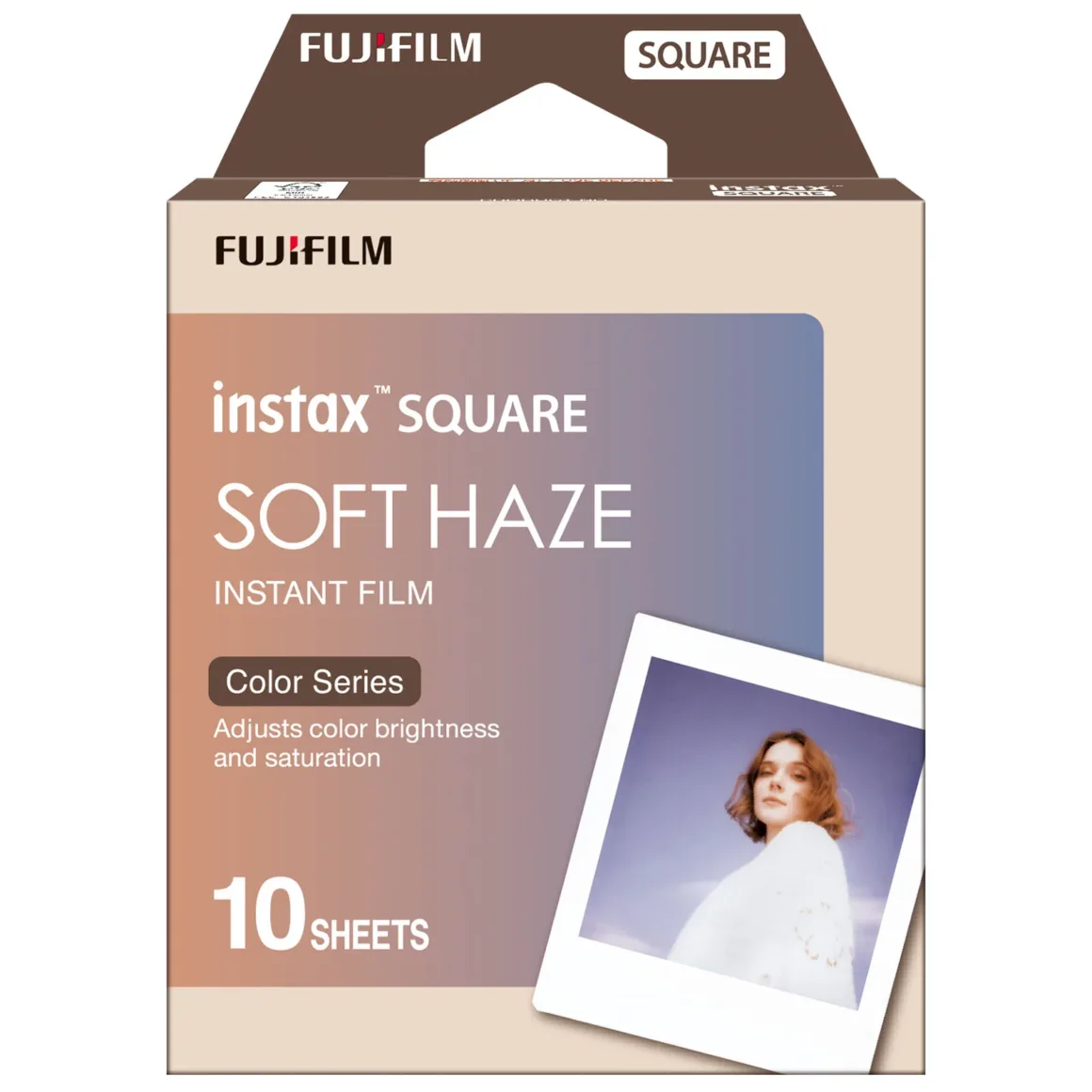 Fujifilm Instax Square 2: Yeni Tasarım, Yeni Mood Filtreleri 24 10 kare içeren Fujifilm Instax Square Soft Haze anlık film kutusu; ön yüzünde bir kişiyi gösteren örnek fotoğraf bulunuyor.