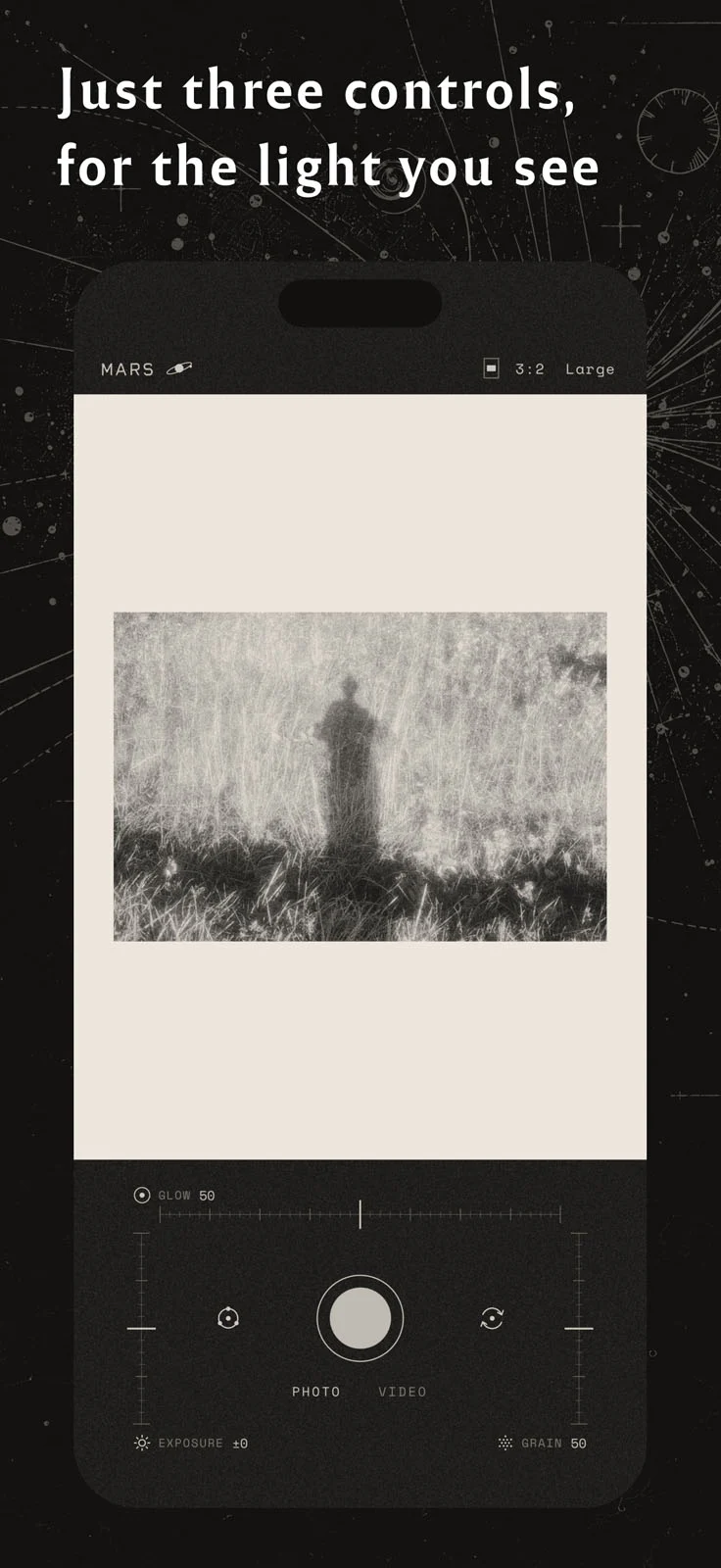 MARS: iPhone’a Analog Film Hissi Getiren Siyah-Beyaz Kamera Uygulaması 20 A smartphone camera interface displays a black-and-white image of a figure standing in tall grass, with controls for glow, exposure, and grain.