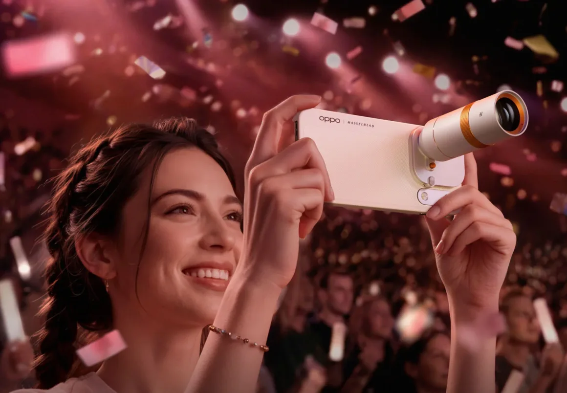 Oppo Find X10 Pro Max: Dünyanın İlk Üçlü 200 MP Kameralı Telefonu 21 Gülümseyen bir kadın, kalabalık bir ortamda üzerlerine konfeti yağarken büyük silindirik objektif aparatı takılmış beyaz akıllı telefonu tutuyor.