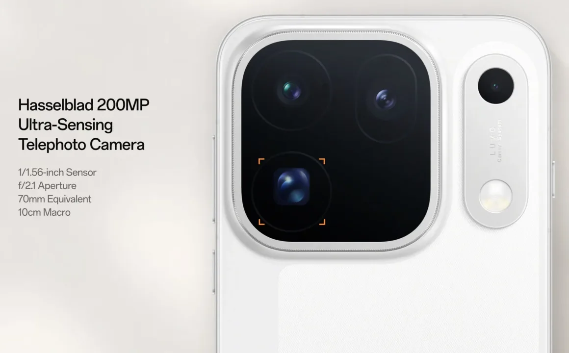 Oppo Find X10 Pro Max: Dünyanın İlk Üçlü 200 MP Kameralı Telefonu 20 Beyaz bir akıllı telefonun arka kamera modülünün yakın planında üç objektif, flaş ve kamera teknik özelliklerini gösteren yazılar görülüyor.