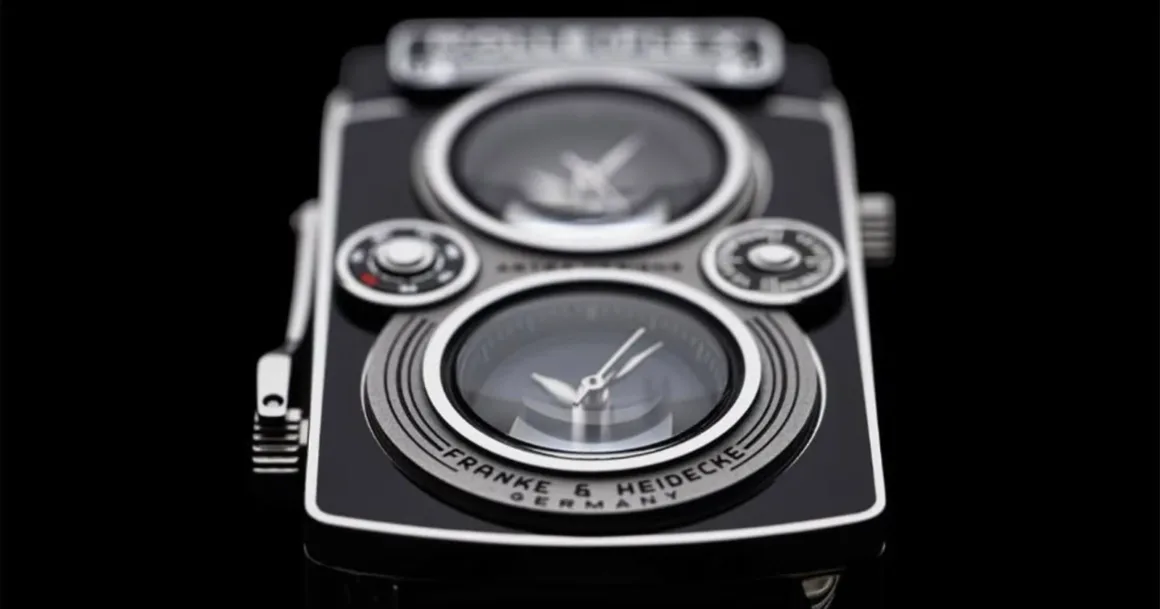 Rolleiflex Tasarımı Bu Kez Bir Kol Saatine Dönüştü 1 Rolleiflex Tasarımı Bu Kez Bir Kol Saatine Dönüştü
Klasik çift objektifli refleks fotoğraf makinesini andıracak şekilde tasarlanmış siyah ve gümüş renkli saat; iki dairesel kadran ve alt bölümde FRANKE & HEIDECKE GERMANY yazısı görülüyor.
