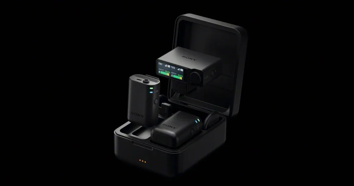 Sony ECM-W5: 32-Bit Float ve 500 Metre Menzilli Kablosuz Mikrofon Sistemi
Açık siyah şarj kutusunun içinde iki verici ve bir alıcıdan oluşan Sony kablosuz mikrofon sistemi siyah arka plan önünde görülüyor.
