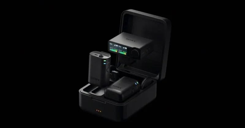 Sony ECM-W5: 32-Bit Float ve 500 Metre Menzilli Kablosuz Mikrofon Sistemi 6 A Sony wireless microphone system with two transmitters and a receiver inside an open black charging case against a black background.