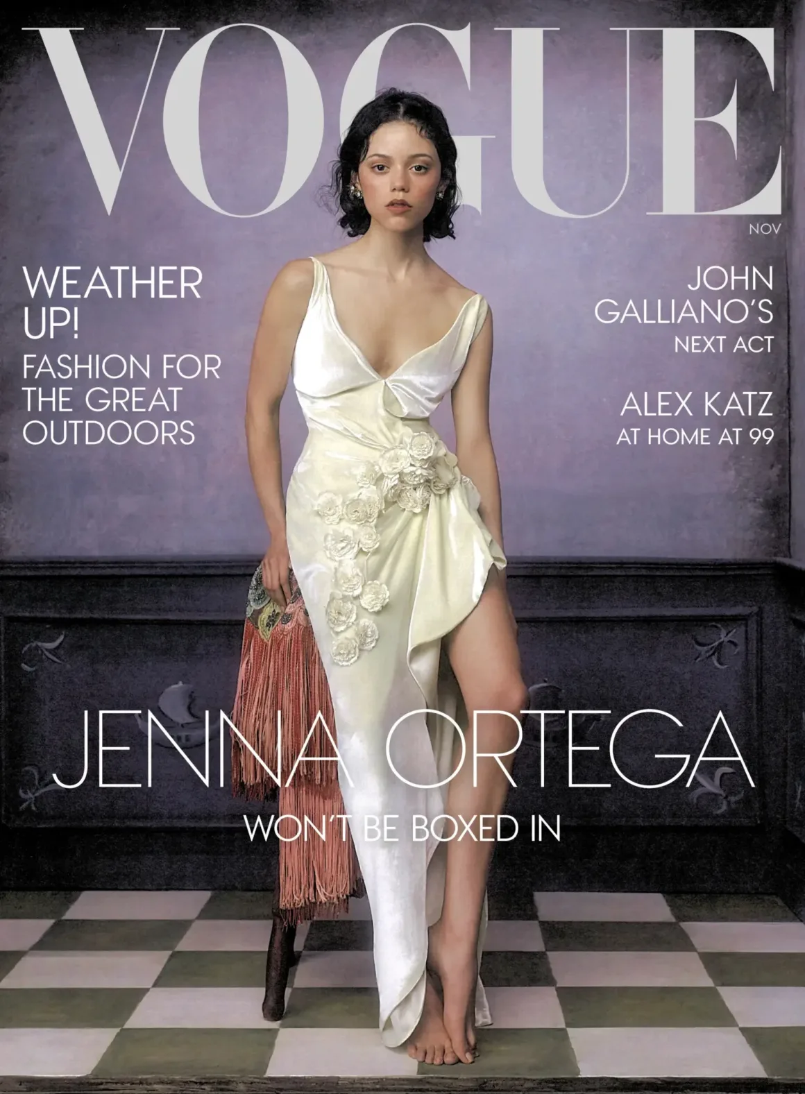 Vogue, Elle ve WSJ’nin Benzer Kapakları Tartışma Yarattı 19 Jenna Ortega, mor bir duvar önünde çiçek detaylı beyaz kadife elbiseyle Vogue dergisinin kapağında poz veriyor.