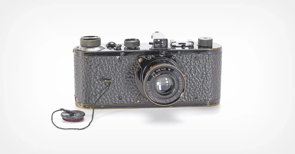 1923 Üretimi Leica 0-Series, 4,25 Milyon Euroya Satıldı 1 1923 Üretimi Leica 0-Series, 4,25 Milyon Euroya Satıldı
Dokulu siyah gövdeye sahip, Leitz Anastigmat 1:3,5 F=50mm objektifli ve ipli objektif kapağı bulunan vintage Leica fotoğraf makinesi.